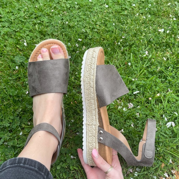 Grey platform wedge sandals (NEW) - Picture 3 of 4